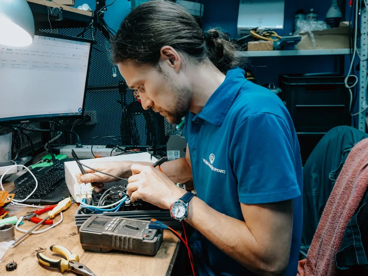 Technician repairing a computer at the Focusnext service centre